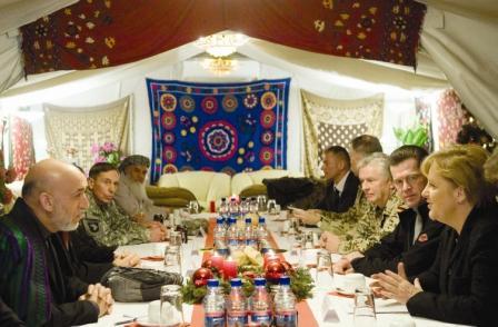 ميركل أثناء اجتماعها مع كرزاي وبتريوس في أفغانستان أمس